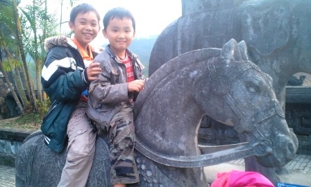 Du khách thích thú cưỡi ngựa đá lăng vua lấy hên năm mới - 14 Niềm vui ngày đầu năm được cưỡi chú ngựa đá hầu cận cho vua tại lăng Khải Định
