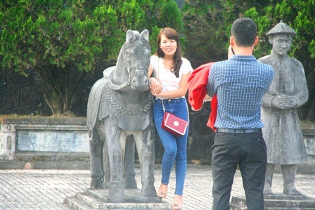 Du khách thích thú cưỡi ngựa đá lăng vua lấy hên năm mới - 4 Tạo dáng bên chú ngựa đá mang con giáp đại diện cho năm 2014