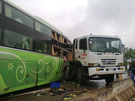 Bắt khẩn cấp tài xế xe ben tông 1 người chết, 19 người bị thương - 1 Hiện trường làm 20 hành khách trên xe giường nằm bị thương vong