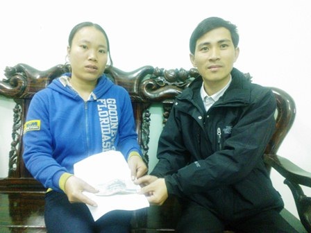 Chị Hằng nhận tiền do chính quyền địa phương thay mặt báo trao tặng