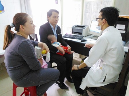 Bệnh nhi đến khám, nhập viện đông nghịt ngày 27/2 - 2 Các bác sĩ hướng dẫn tận tình cho người nhà bệnh nhân