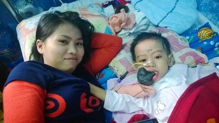 “Hạnh phúc là lúc thấy bệnh nhân mình hết đau đớn” - 9 Khối u xuất hiện tiến triển tốt khi khô lại, nhỏ dần. Hai mẹ con trông rất hạnh phúc
