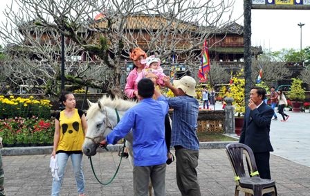 Đoàn xe ngựa hoàng gia đi qua cầu Trung đạo ra cửa Ngọ Môn
