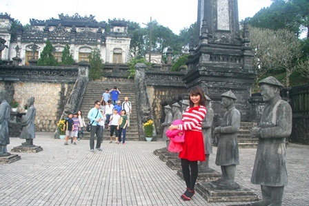 6,5 vạn du khách đến tham quan di tích Huế trong Tết - 1 Du khách trong nước đến tham quan miễn phí lăng Khải Định ngày mồng 1 Tết