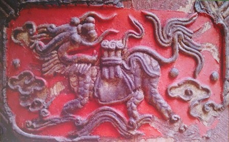 Xem “ngựa hóa rồng” lấy may cả năm Giáp Ngọ (II) - 8 Trên cơi thờ bằng gỗ