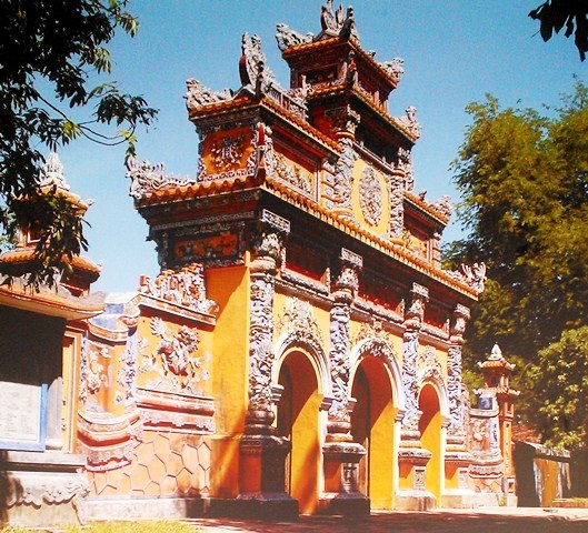 Xem “ngựa hóa rồng” lấy may cả năm Giáp Ngọ (I) - 6 Long Mã trang trí trên cổng chính vào cung Trường Sanh (phía 2 bên cổng)