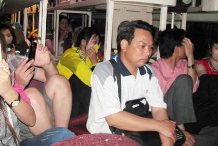 "Nhét" cả hành khách vào... khoang hành lý - 1 75 hành khách mệt mỏi khi bị nhồi nhét trên xe