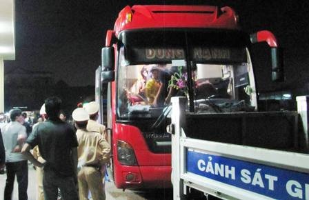 "Nhét" cả hành khách vào... khoang hành lý - 2 Xe được đưa về TP Huế để xử lý và sang khách