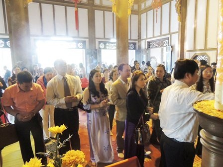 Lễ dâng hương Đền Huyền Trân công chúa - 4 Đông đảo khách địa phương và thập phương trước bàn thờ công chúa