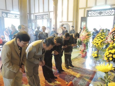 Lễ dâng hương Đền Huyền Trân công chúa - 5 Thắp hương vái lạy cầu nguyện ngày đầu năm