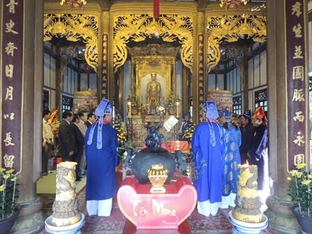 Lễ dâng hương Đền Huyền Trân công chúa - 2 Các bô lão làm lễ ở điện thờ công chúa Huyền Trân