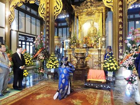 Lễ dâng hương Đền Huyền Trân công chúa - 3 Bô lão thành kính lạy tạ ghi nhớ công ơn Huyền Trân đã mở cõi cho con cháu có đất ở ngày hôm nay