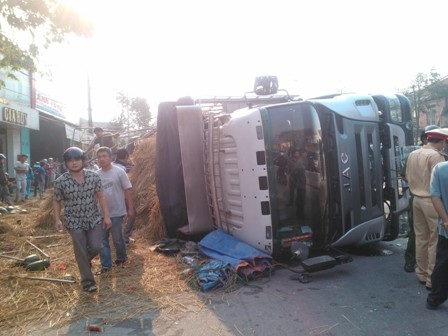 Dân giúp tài xế thu gom 10 tấn dưa hấu đổ ra đường - 3 Vụ lật xe từ rạng sáng đến hơn 8h sáng