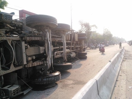 Dân giúp tài xế thu gom 10 tấn dưa hấu đổ ra đường - 1 Chiếc xe tải gặp nạn