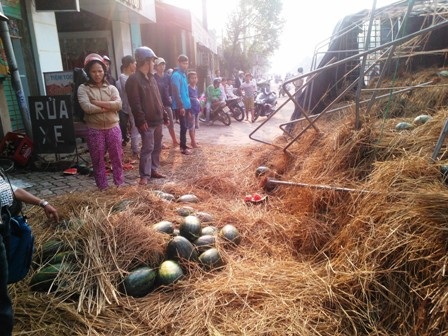 Dân giúp tài xế thu gom 10 tấn dưa hấu đổ ra đường - 4 Người dân không có hành động xấu trước hàng ngàn quả dưa hấu trên.