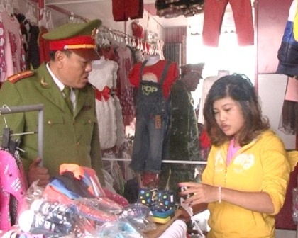 Cảnh báo thủ đoạn lừa đảo mới ở các shop thời trang - 2 Chị Lý mất hơn 40 triệu sau khi bị cùng một kẻ gian như trên vào shop quần áo của mình