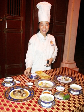 Du khách thưởng thức Yến tiệc trong Hoàng cung ở Festival Huế 2012