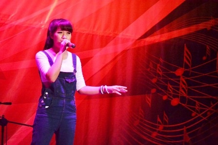 SV Kinh tế Huế thi tài giọng hát hay, cá tính - 2 và không kém phần quyến rũ, sâu lắng từ nhiều hot girl trong trường