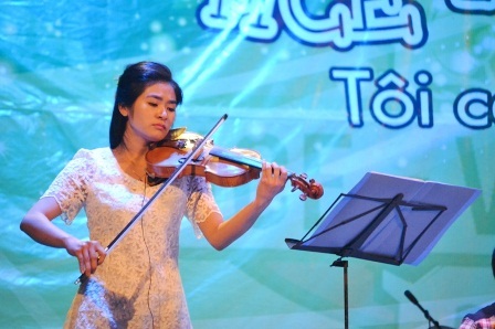 SV Kinh tế Huế thi tài giọng hát hay, cá tính - 3 Tài năng với violin