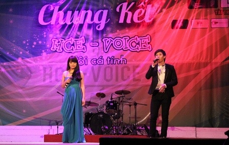 SV Kinh tế Huế thi tài giọng hát hay, cá tính - 4 Một tiết mục song ca ngọt ngào trong đêm diễn