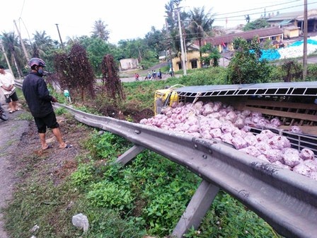 Xe chở khoai lang lao xuống vực ở đèo Mũi Né