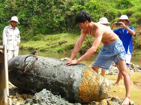 Thót tim xem quá trình di dời, hủy nổ bom “khủng” - 7 Đây là quả bom thuộc dạng khủng nhất ở huyện miền núi A Lưới và gần như lớn nhất ở Huế