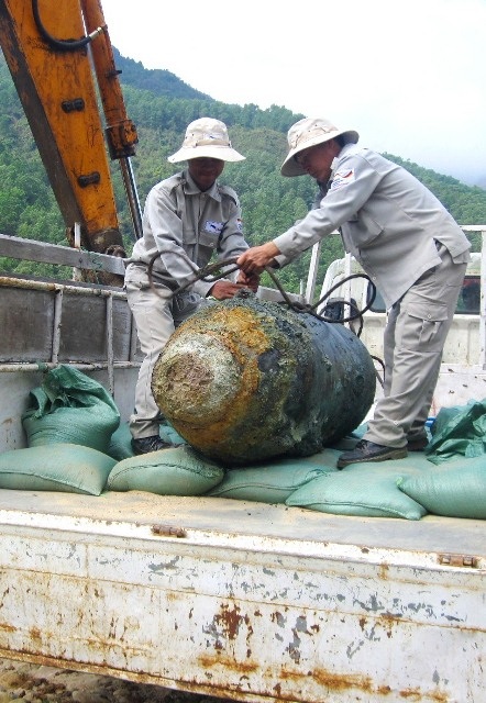 Thót tim xem quá trình di dời, hủy nổ bom “khủng” - 9 Cẩn thận từng động tác nhỏ