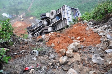 Chiếc xe tải lao xuống vực sâu ở đèo Phú Gia