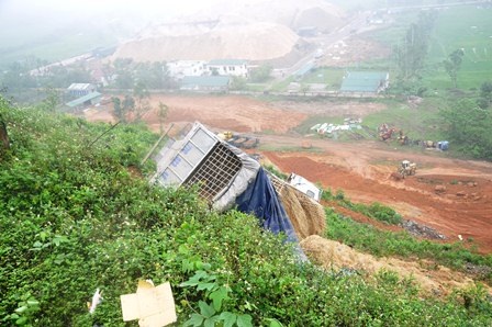 Chiếc xe tải lao xuống vực sâu ở đèo Phú Gia