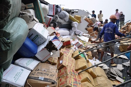 Chiếc xe tải lao xuống vực sâu ở đèo Phú Gia