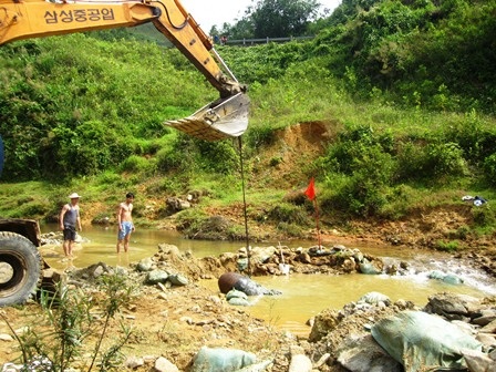 Thót tim xem quá trình di dời, hủy nổ bom “khủng” - 3 Xe cẩu lớn được điều tới