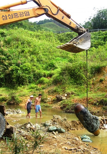 Thót tim xem quá trình di dời, hủy nổ bom “khủng” - 4 Xe cẩu lớn được điều tới