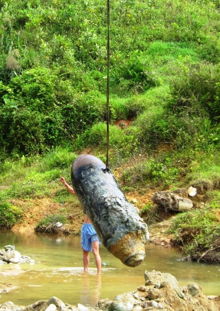Thót tim xem quá trình di dời, hủy nổ bom “khủng” - 5 Quả bom lớn nằm im dưới suối suốt mấy chục năm qua và may mắn không nổ