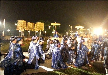 Tái hiện lễ tế Đàn thờ thần Đất, thần Lúa vào rạng sáng - 8 Mọi người quỳ lại trước đàn