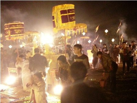 Tái hiện lễ tế Đàn thờ thần Đất, thần Lúa vào rạng sáng - 13 Dòng người vẫn ùn ùn đến thắp hương rất đông tại đàn Xã Tắc