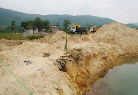 Thi công hầm đường bộ quốc gia bằng nguồn đất, cát trái phép? - 1 Đất cát lấy từ bãi sát nhà dân và mồ mả ở thôn Nam Phước