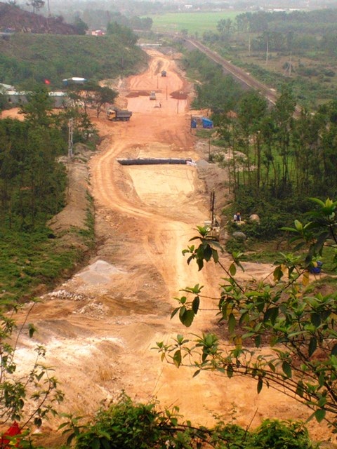 Thi công hầm đường bộ quốc gia bằng nguồn đất, cát trái phép? - 5 Nhiều cát ở trên được đưa đến đắp ở đường dẫn vào hầm Phước Tượng