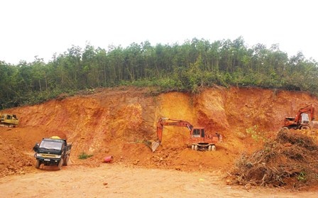 Thi công hầm đường bộ quốc gia bằng nguồn đất, cát trái phép? - 3 Nhiều cát ở trên được đưa đến đắp ở đường dẫn vào hầm Phước Tượng