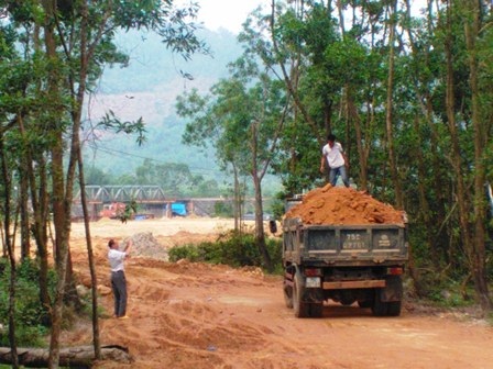 Thi công hầm đường bộ quốc gia bằng nguồn đất, cát trái phép? - 4 Nhiều cát ở trên được đưa đến đắp ở đường dẫn vào hầm Phước Tượng