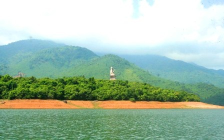 Lắng lòng với “Thiền” tại Thiền viện Trúc Lâm Bạch Mã Huế - 1 Đường vào Thiền viện Trúc Lâm Bạch Mã Huế phải đi bằng thuyền trên sông