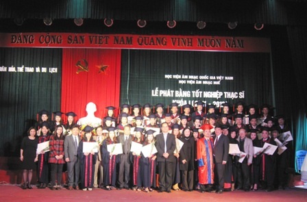 Khóa thạc sĩ đầu tiên tốt nghiệp Học viện Âm nhạc Huế - 1 Các học viên nhận bằng thạc sĩ khoá đầu tiên tại Học viện Âm nhạc Huế.