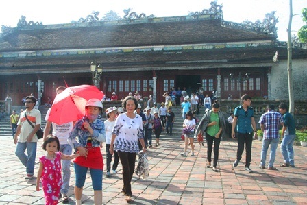 Miễn vé toàn bộ vào di tích Huế ngày 26/3 - 1 Khách du lịch đổ xô vào chơi ở Đại Nội Huế dịp 2/9 năm ngoái do được miễn vé