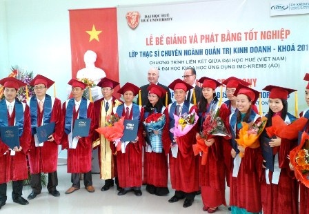 Tốt nghiệp lớp thạc sĩ Quản trị kinh doanh đầu tiên liên kết với Áo - 2 Phát bằng thạc sĩ cho các học viên