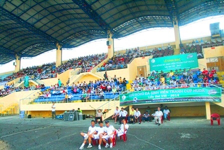 Khán đài đầy ắp cổ động viên SV