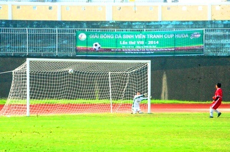 Một pha làm bàn ngoạn mục của khoa Luật trước sự bất lực của thủ môn ĐH Ngoại ngữ Huế