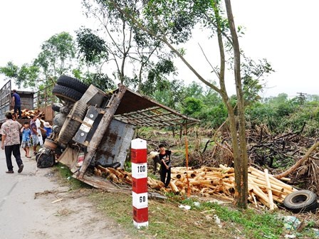 Xe chở gỗ đang chạy bỗng… rụng 2 bánh - 1 Hiện trường vụ việc