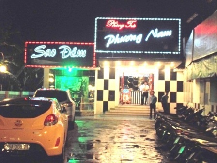 Nhân viên giữ xe quán bar cạy xe của... khách trộm tiền