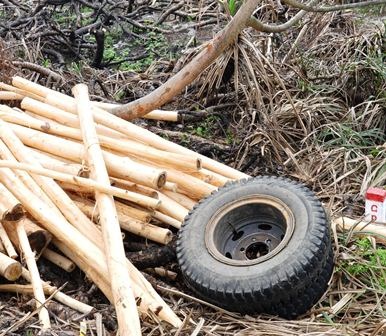 Xe chở gỗ đang chạy bỗng… rụng 2 bánh - 2 Bánh xe bay một khoảng xa