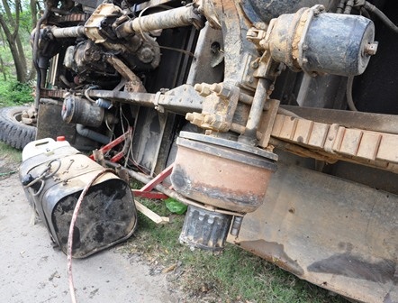 Xe chở gỗ đang chạy bỗng… rụng 2 bánh - 3 Trục xe trơ khung vì bị bay luôn 2 bánh