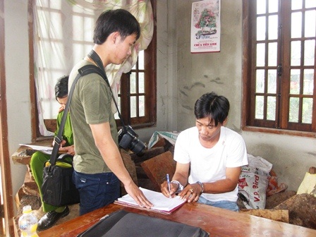 Bắt giữ nhiều gỗ quý tàng trữ trong nhà dân - 1 Trong nhà ông Sở chứa đầy gỗ quý thuộc nhóm I, II